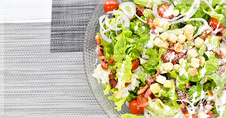 大きなお皿の下には、家具などの滑り止めを置くと安心♪